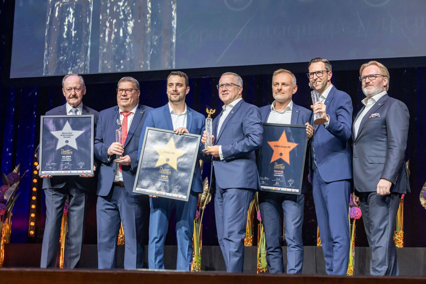 Pegasus in Gold: Die FACC AG gewinnt den Pegasus in Gold in der Kategorie Leuchtt&uuml;rme. CEO Robert Machtlinger (4.v.l.) und CFO Florian Heindl (3.v.l.) nahmen die Auszeichnung im Rahmen der Awardverleihung im Bruckner Haus in Linz entgegen. Die FACC gewann vor Sprecher Automation und Keba.
&copy; Cityfoto - Dr. Roland Pelzl e.U.