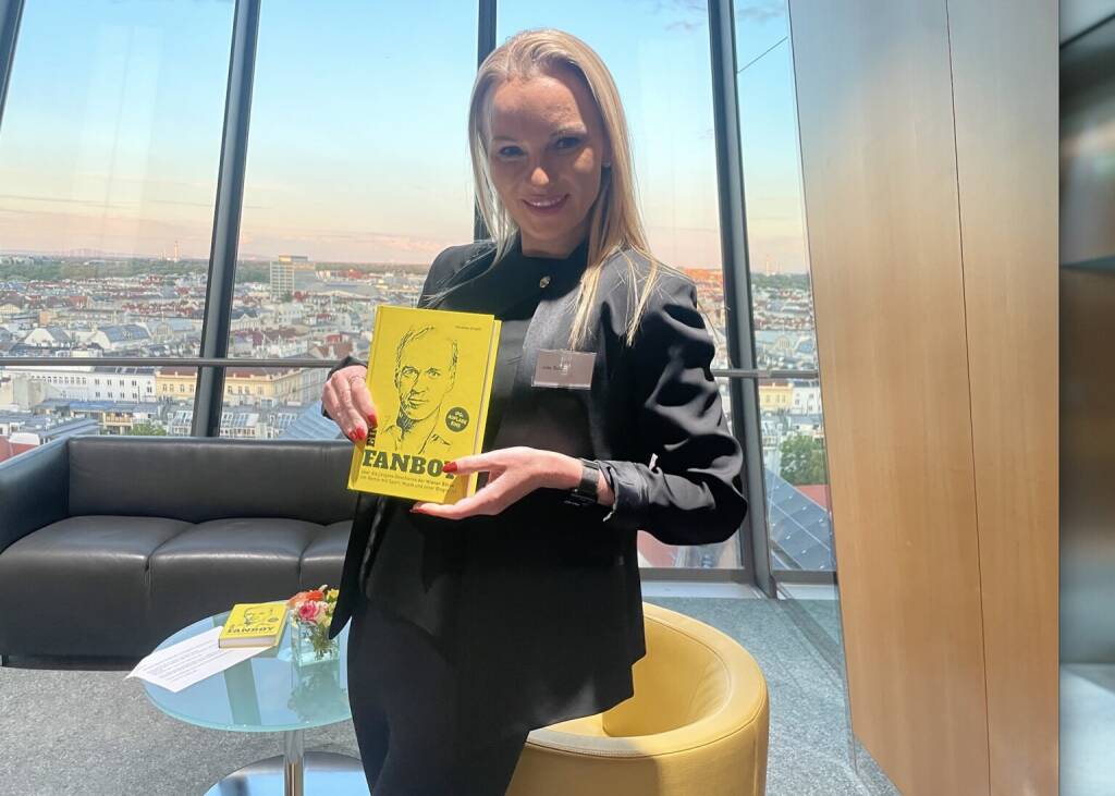 Julia Bunz mit dem Fanboy-Buch (12.06.2026) 