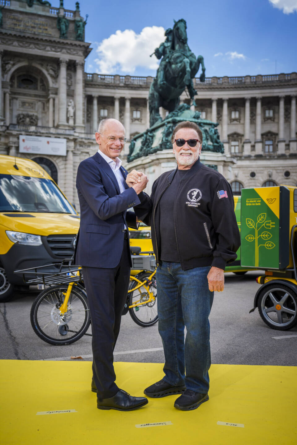 Die &Ouml;sterreichische Post AG hat die Zustellung in Wien vollst&auml;ndig auf E-Fahrzeuge umgestellt. Wien ist damit zur gr&ouml;&szlig;ten Metropole Europas geworden, in der die Post-Zustellung auf der letzten Meile vollst&auml;ndig CO2-frei erfolgt. Der offizielle Startschuss erfolgte mit Arnold Schwarzenegger, dem Initiator der Klimaschutzkonferenz Austrian World Summit. Im Bild: Post-Generaldirektor Walter Oblin mit Arnold Schwarzenegger; Photocredit: Philip Platzer / 3MPG. 