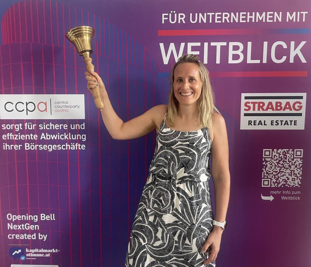 Sandra Marcher läutet die Opening Bell für Mittwoch. Die Personalchefin von Emerald Horizon freut sich mit den Mitarbeiterinnen und Mitarbeitern auf den unmittelbar bevorstehenden Börsengang (17.06.2026) 