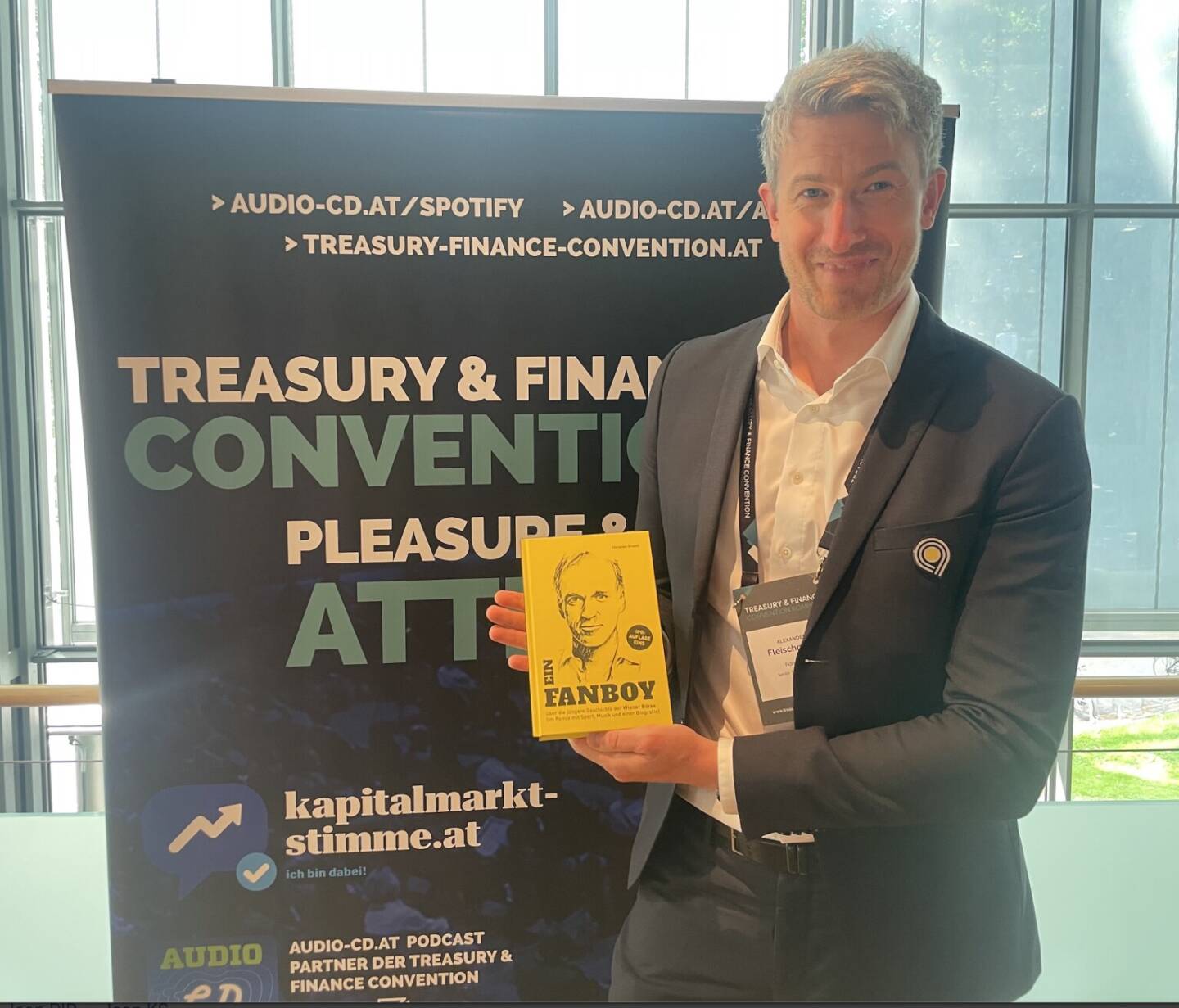Alex Fleischmann mit dem Fanboy Buch