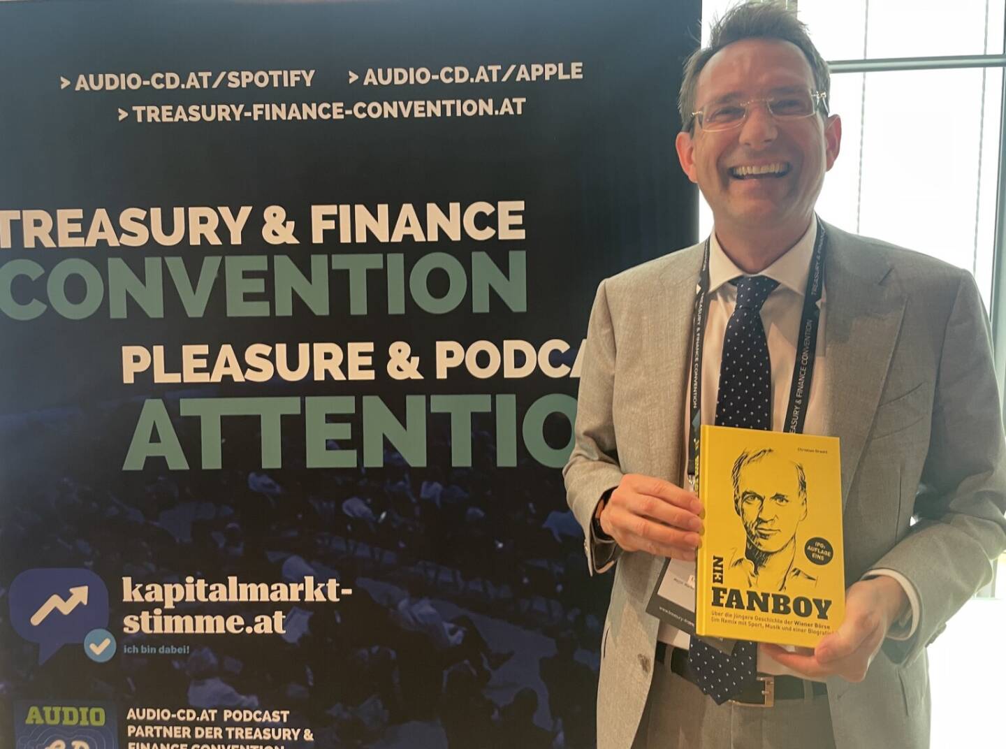 Gerald Walek mit dem Fanboy-Buch