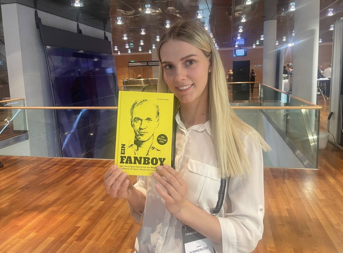 Anna Sommereder mit dem Fanboy-Buch