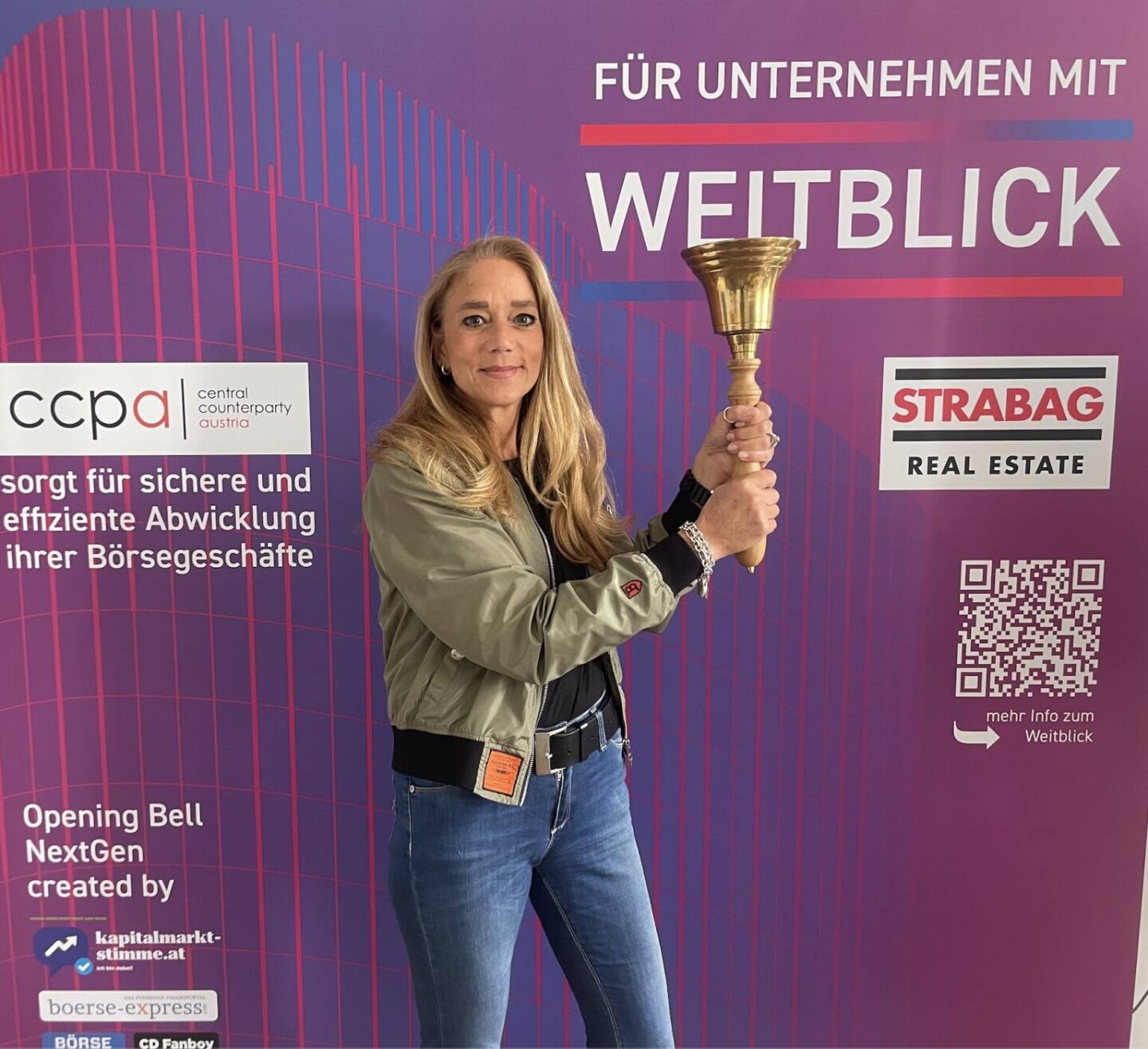 Elke M&uuml;ller l&auml;utet die Opening Bell f&uuml;r Mittwoch. Die langj&auml;hrige Betreuerin des Zertifikate Forum Austria gratuliert ebenfalls zum 20j&auml;hrigen Jubil&auml;um 
