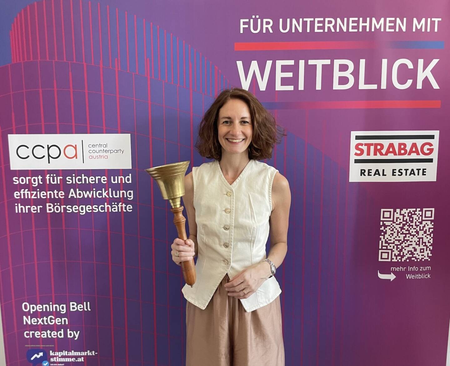 Silvia Polan l&auml;utet die Opening Bell f&uuml;r Donnerstag. Die Leiterin Corporate Affairs & Communications bei JTI Austria freut sich &uuml;ber die positive Rolle der Austria Tabak in &Ouml;sterreichs B&ouml;rsegeschichte