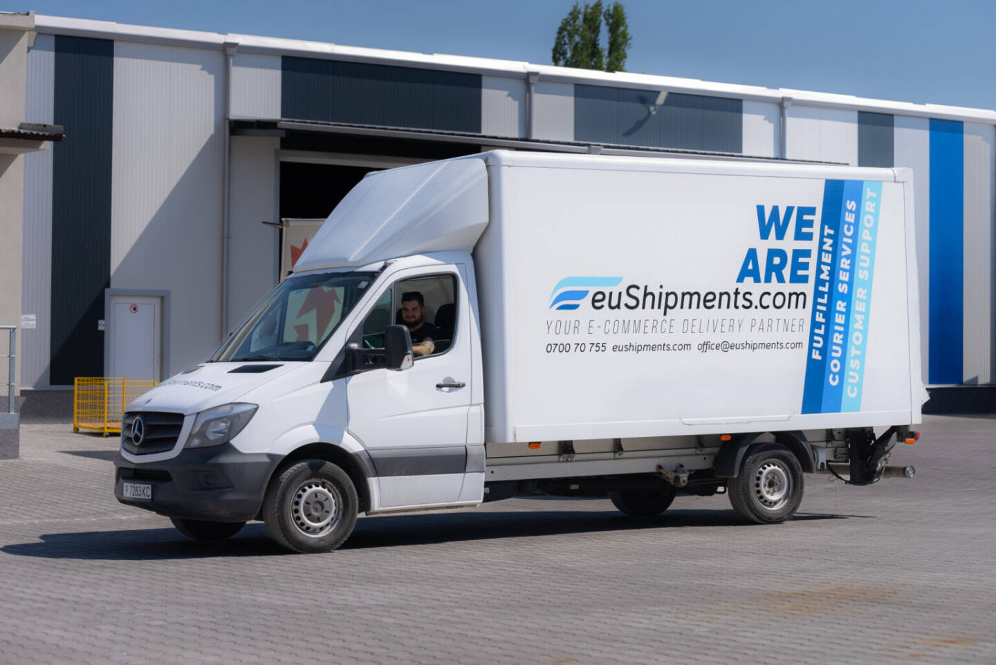 Ein Transporter im euShipments.com-Design. Foto: euShipments
