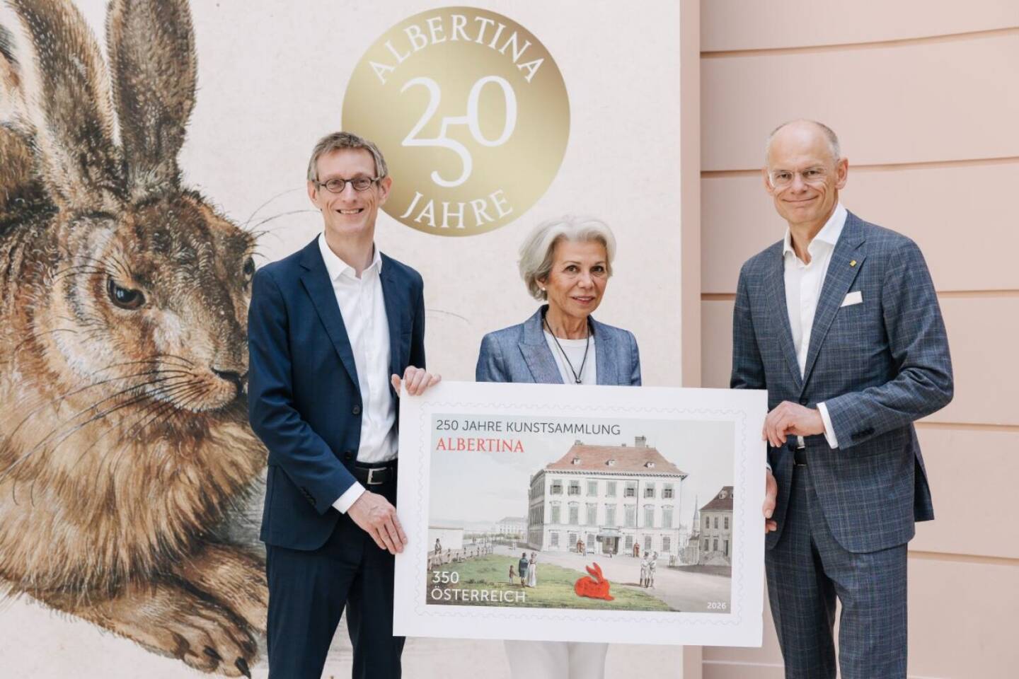 250 Jahre Albertina: Post bringt D&uuml;rer-Hasen auf Briefmarke: Ralph Gleis, Generaldirektor, Albertina, Edith Hlawati, Vorst&auml;ndin &Ouml;sterreichische Beteiligungs AG (&Ouml;BAG), Pr&auml;sidentin der Freunde der Albertina, und Walter Oblin, Generaldirektor, &Ouml;sterreichische Post AG, bei der Pr&auml;sentation der Sonderbriefmarke, Foto: &Ouml;sterreichische Post
