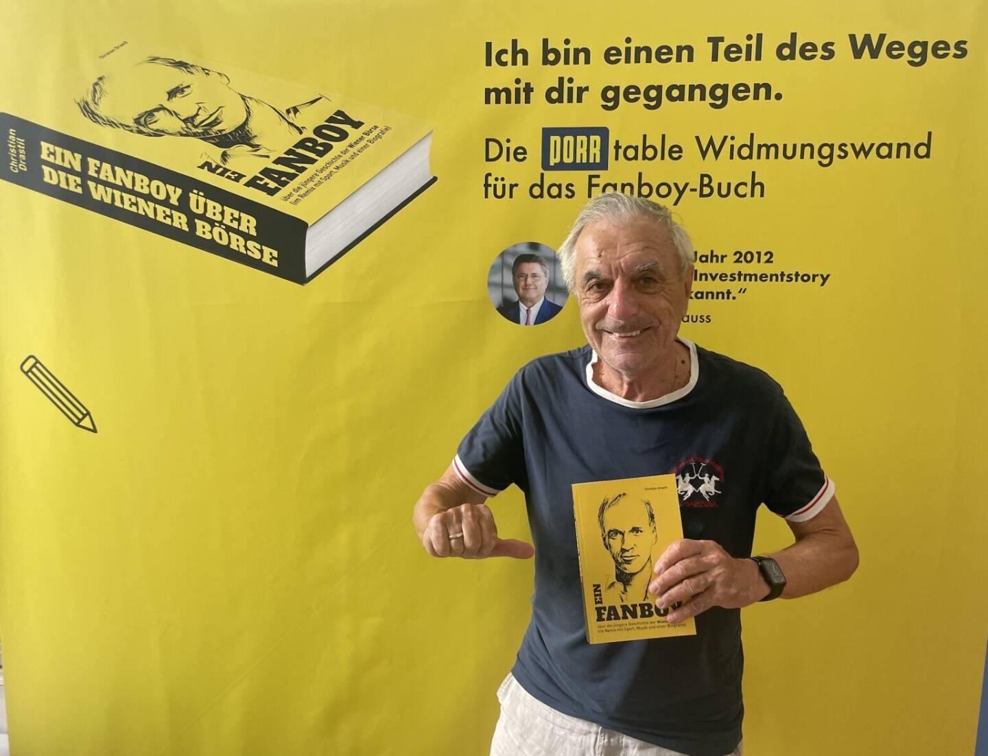 Hans Huber mit dem Fanboy-Buch (Softcover)
