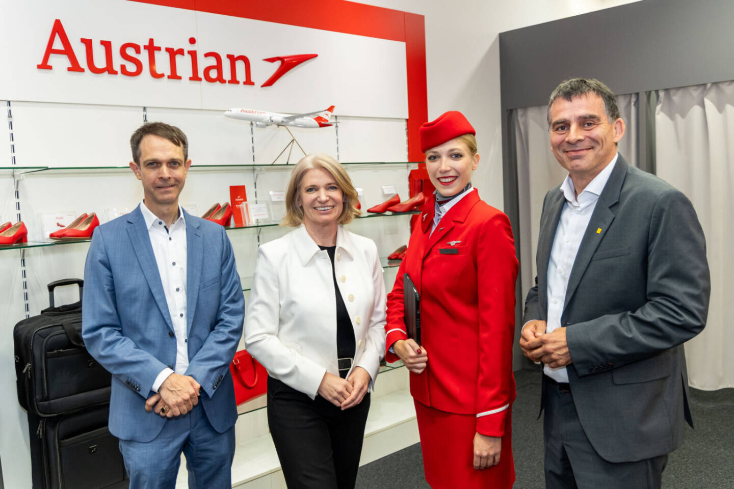Die ACL advanced commerce labs, eine E-Commerce- und Digitalisierungstochter der Österreichischen Post AG, hat für Austrian Airlines das neue digitale Uniform-Bestellsystem eDress umgesetzt. Im Bild: Bernhard Erkinger, Geschäftsführung, ACL advanced commerce labs GmbH, Annette Mann, CEO, Austrian Airlines, Lisa Schneyder, Flugbegleiterin/Cabin Attendant, Austrian Airlines, und Peter Umundum, Generaldirektor-Stellvertreter, Vorstand für Paket & Logistik, Österreichische Post AG, Foto: Österreichische Post