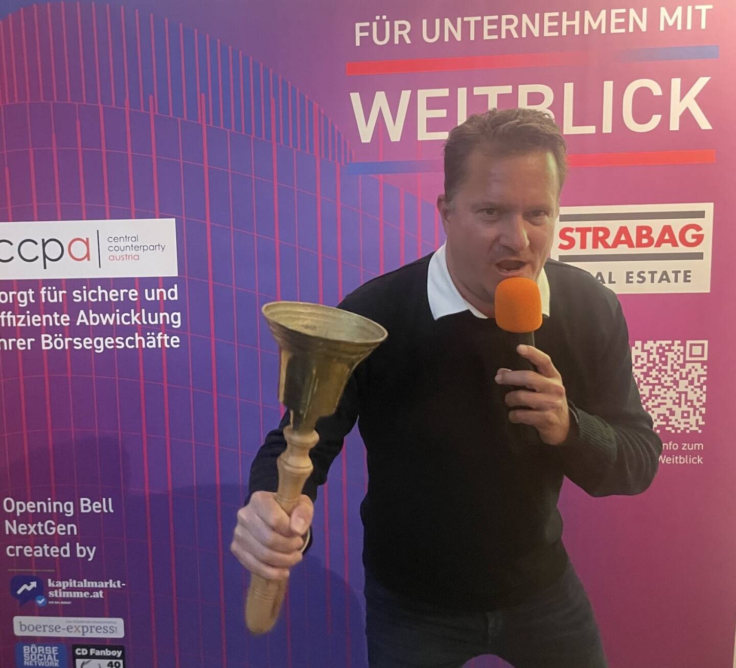 Thomas Rybnicek l&auml;utet die Opening Bell f&uuml;r Montag. Mit pressrelations &Ouml;sterreich ist er crossmedialer Medienbeobachter, mit Mikrofon der Karaoke-DJ und -Artist f&uuml;r die Singalong-Community
