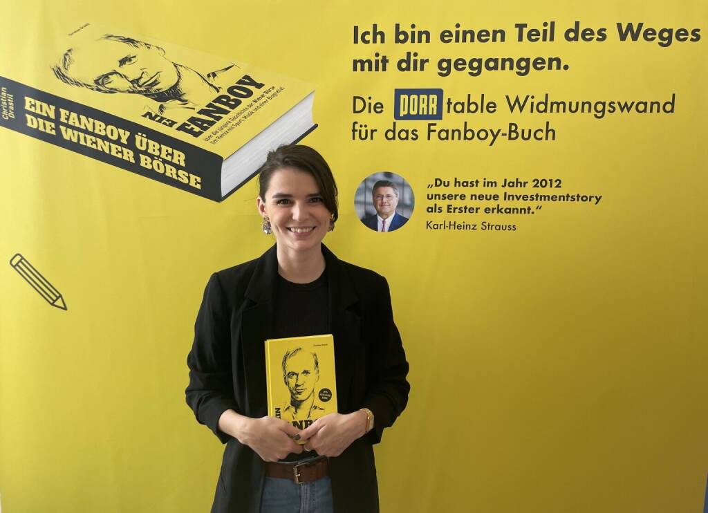 Lucia Mayr-Harting mit dem Fanboy-Buch (17.07.2026) 