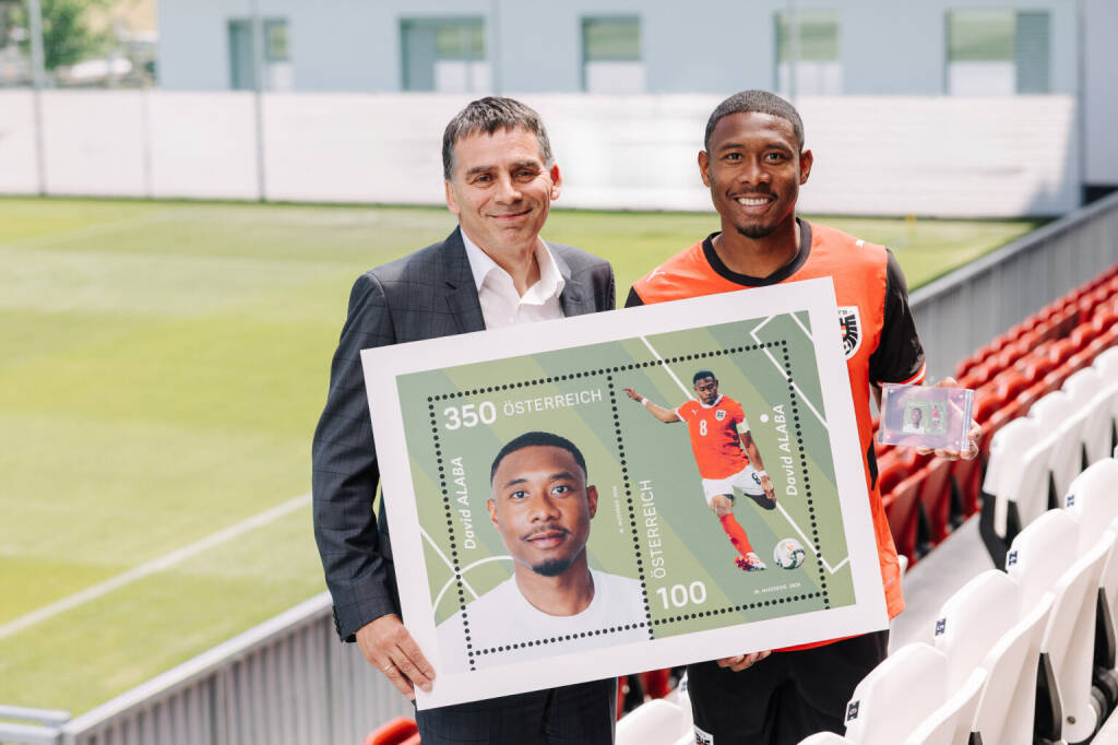 Eigene Briefmarke für Fußballstar David Alaba, hier mit Peter Umundum, Generaldirektor-Stellvertreter, Vorstand für Paket & Logistik, Österreichische Post AG, bei der Vorstellung des neuen Briefmarkenblocks; Foto: Österreichische Post AG, &copy; Aussender (19.07.2026) 