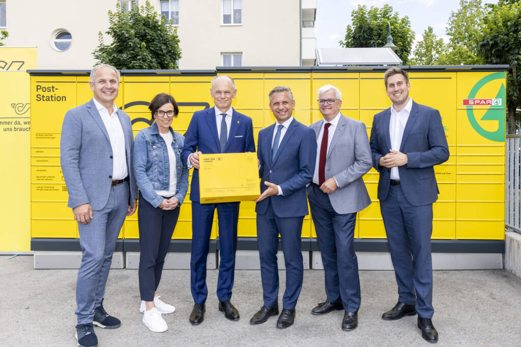 Mit der neuen Poststation vor dem EUROSPAR-Markt in Schwanenstadt hat die Österreichische Post ihre 3.000ste Poststelle in Betrieb genommen. Mit aktuell 327 eigenbetriebenen Postfilialen, 1.353 Postpartnern, 57 SB-Filialen und 1.263 freistehenden Poststationen betreibt die Post das dichteste Netz in ihrer Geschichte und ist mit ihren Services so nahe bei den Österreicher*innen wie noch nie. Foto: Christian Mader, Präsident des Oberösterreichischen Gemeindebundes, Doris Staudinger, Bürgermeisterin von Schwanenstadt, Walter Oblin, Generaldirektor, Österreichische Post AG, Wolfgang Hattmannsdorfer, Wirtschaftsminister, Marcus Wild, SPAR-Vorstand, und Alexander Pröll, Staatssekretär für Digitalisierung (Foto: Österreichische Post), &copy; Aussender (23.07.2026) 