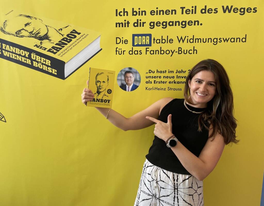 Catharina Ahmadi mit dem Fanboy-Buch (02.08.2026) 