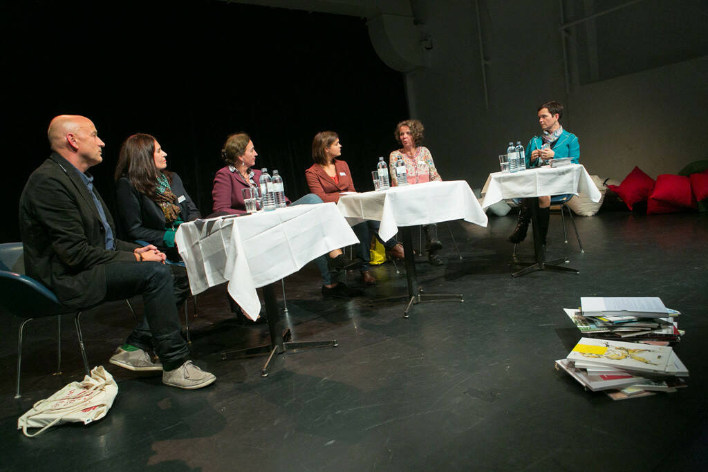 Reinhard Herok (gugler), Ursula Pritz (Leiterin gugler* brand), Christine Jasch (Jury Vorsitzende des ASRA), Bettina Steinbrugger (Projektleiterin der Arbeitsgruppe NH-Berichte von respACT), Monika Piber-Maslo (CSR Leiterin Austria Glas Recycling), Cornelia Dankl (Bonus Vorsorgekasse), © Martina Draper (19.09.2013) 